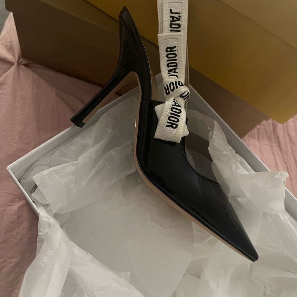 Sold !!!!!Brand new never worn size 39 Dior pumps